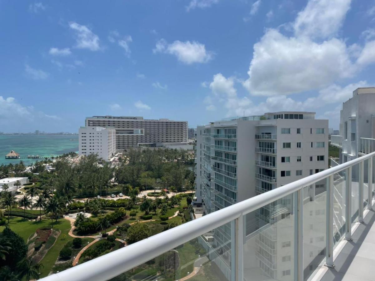 Beachfront Luxury Apartments Канкун Екстериор снимка