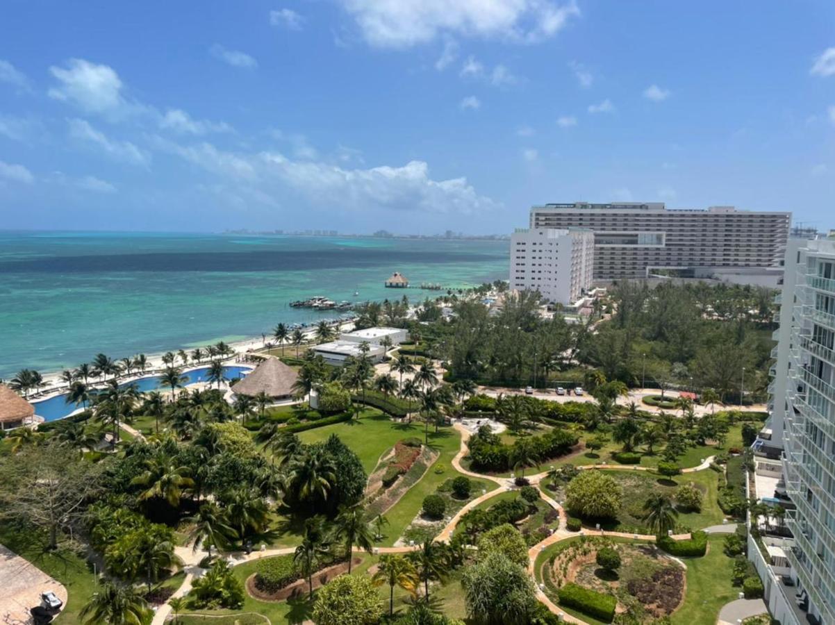 Beachfront Luxury Apartments Канкун Екстериор снимка