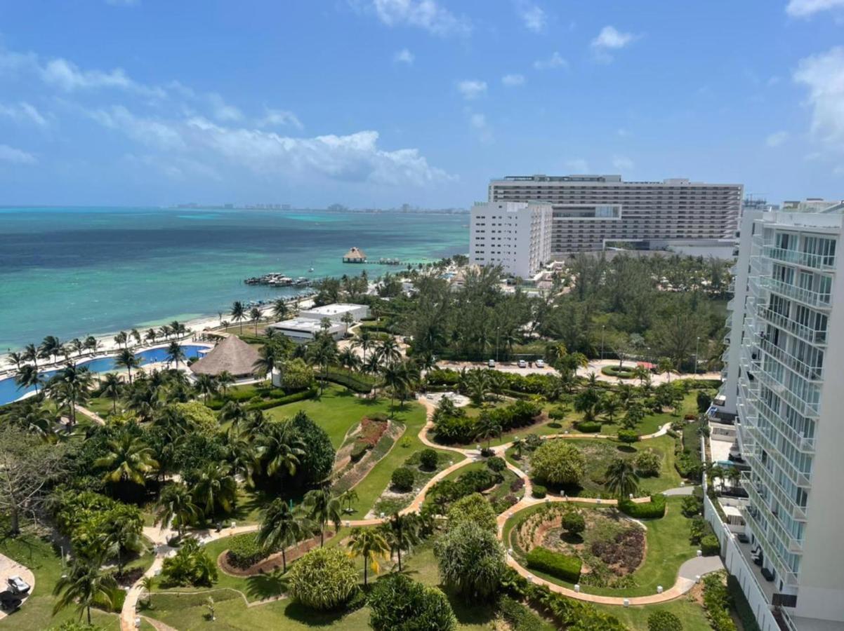 Beachfront Luxury Apartments Канкун Екстериор снимка