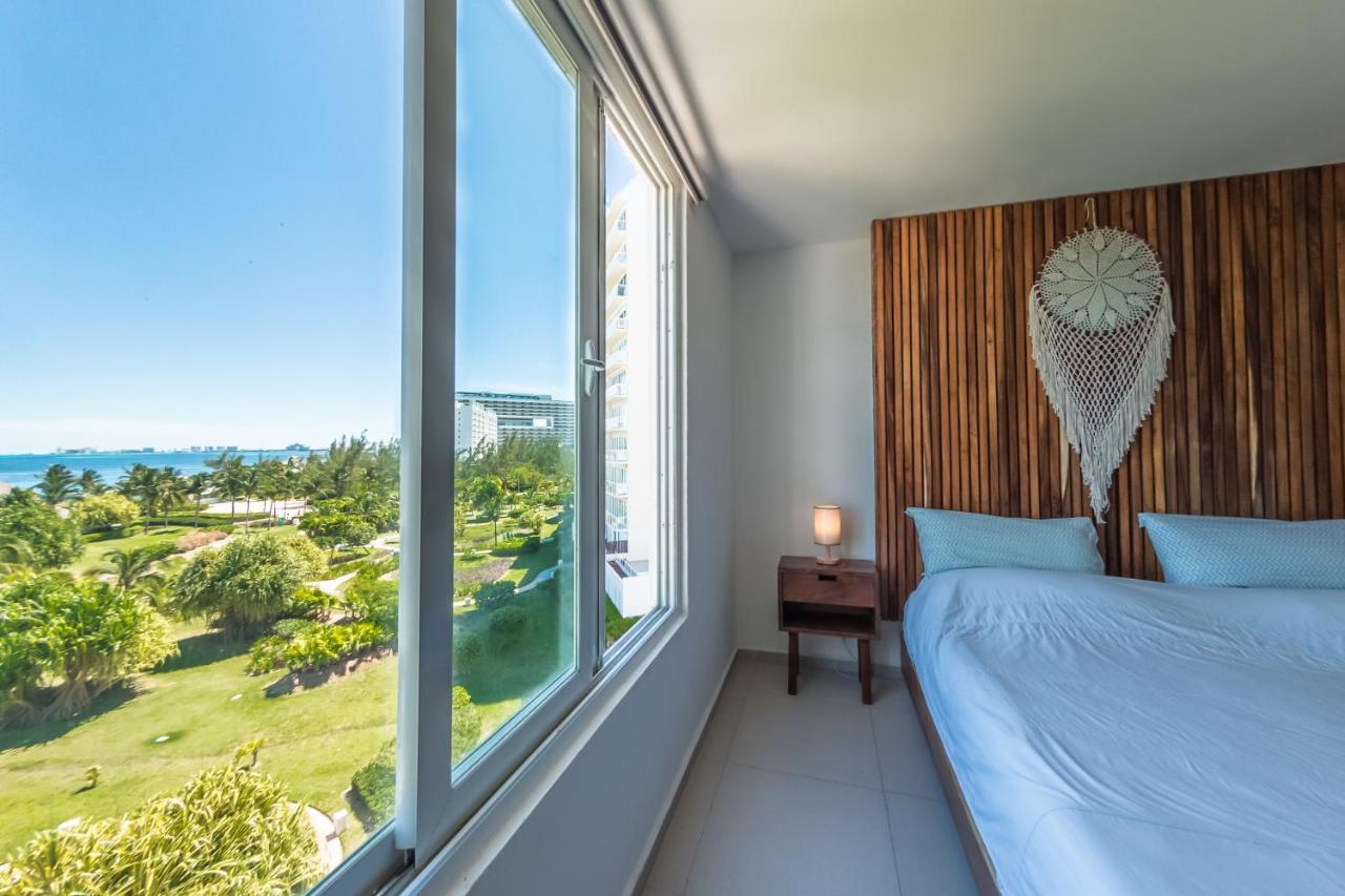 Beachfront Luxury Apartments Канкун Екстериор снимка