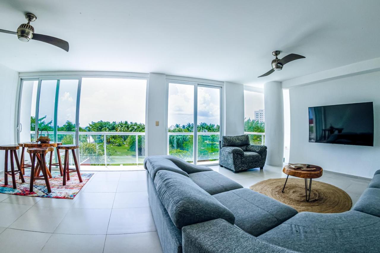 Beachfront Luxury Apartments Канкун Екстериор снимка