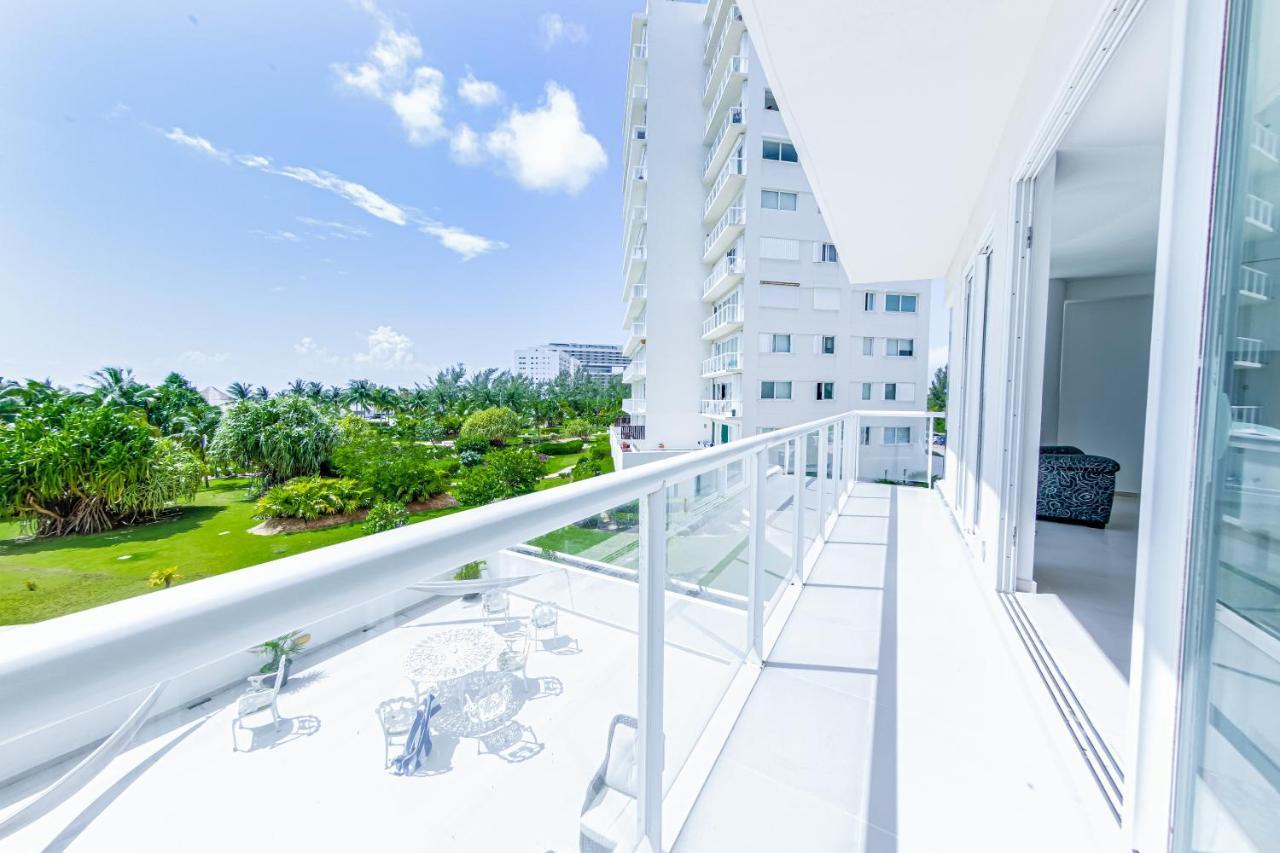 Beachfront Luxury Apartments Канкун Екстериор снимка