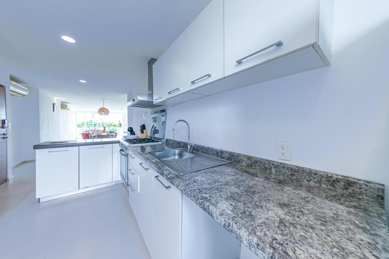 Beachfront Luxury Apartments Канкун Екстериор снимка